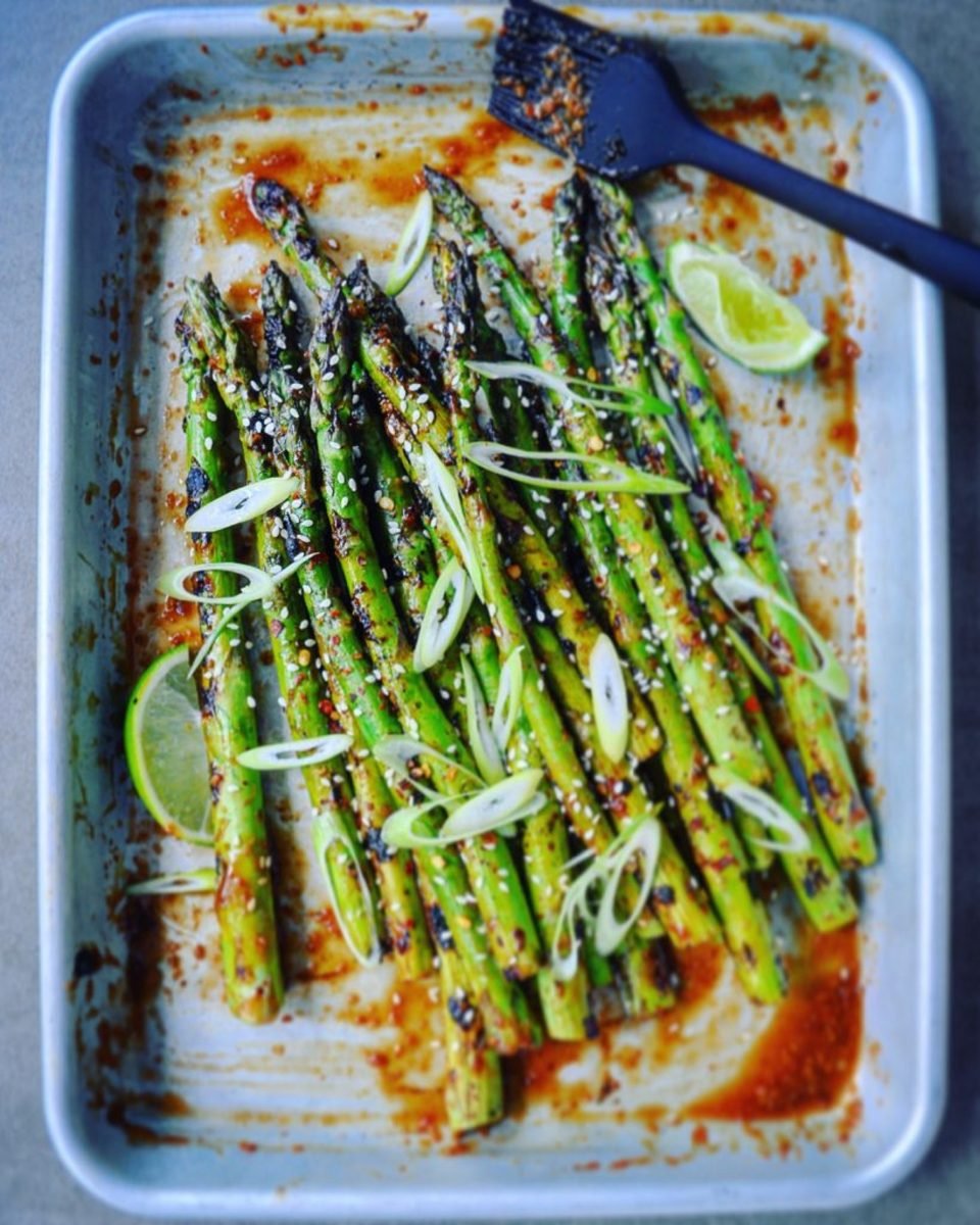 Grilled asparagus with limes and sesame seeds